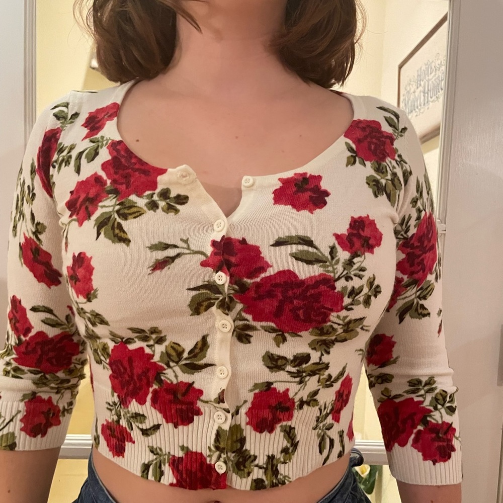 Women’s Floral Cropped Button Up Cardigan Cream with Red Rose Floral Pattern